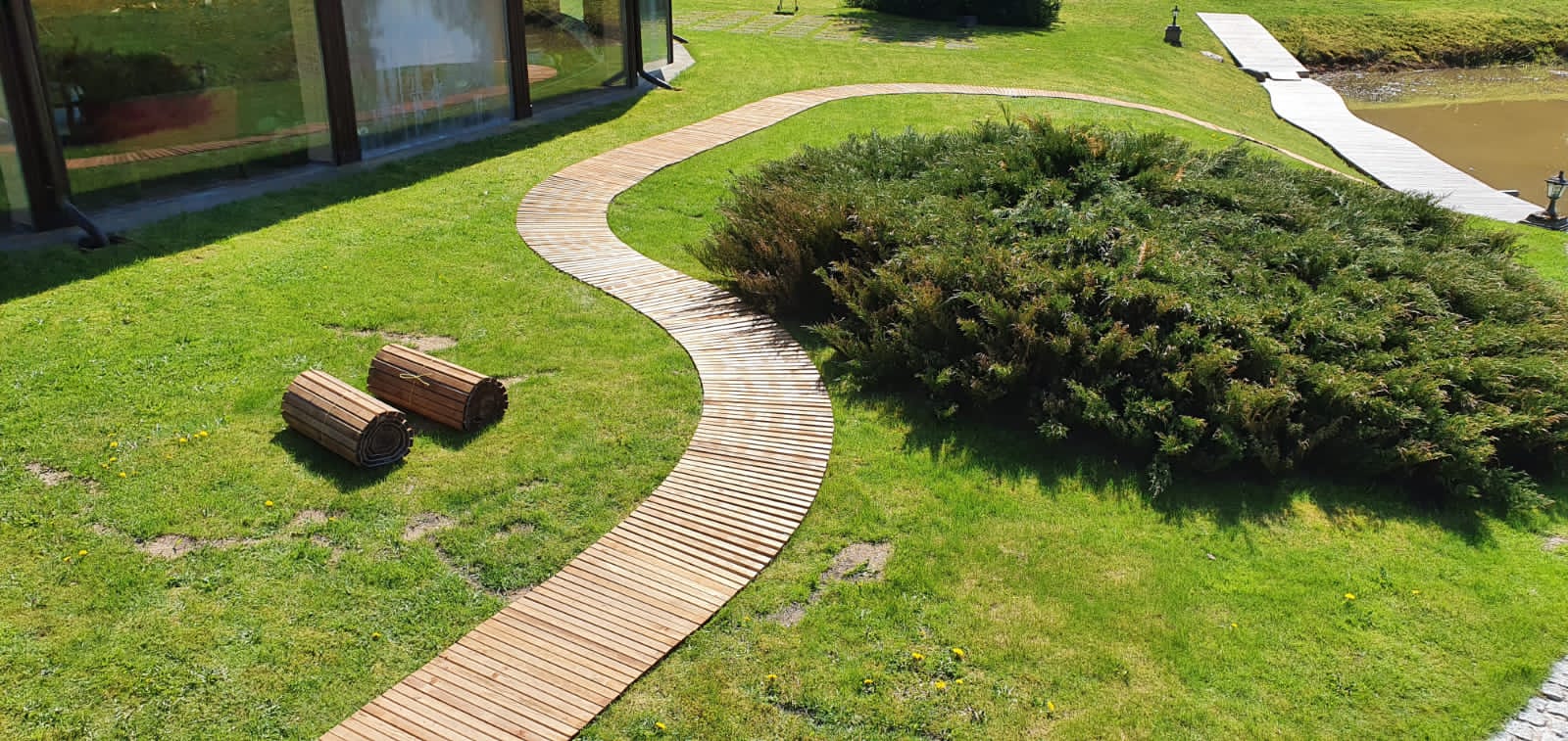 Rollable walkways with radius turns 1