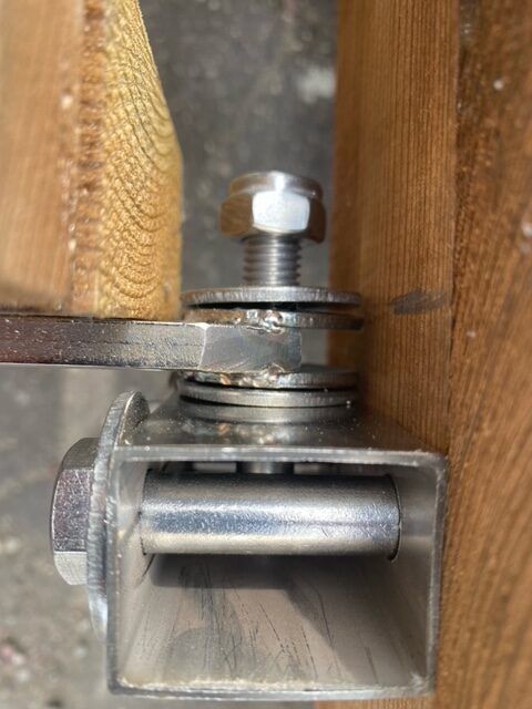 hinges-on-pontoon-from-closure-rotated