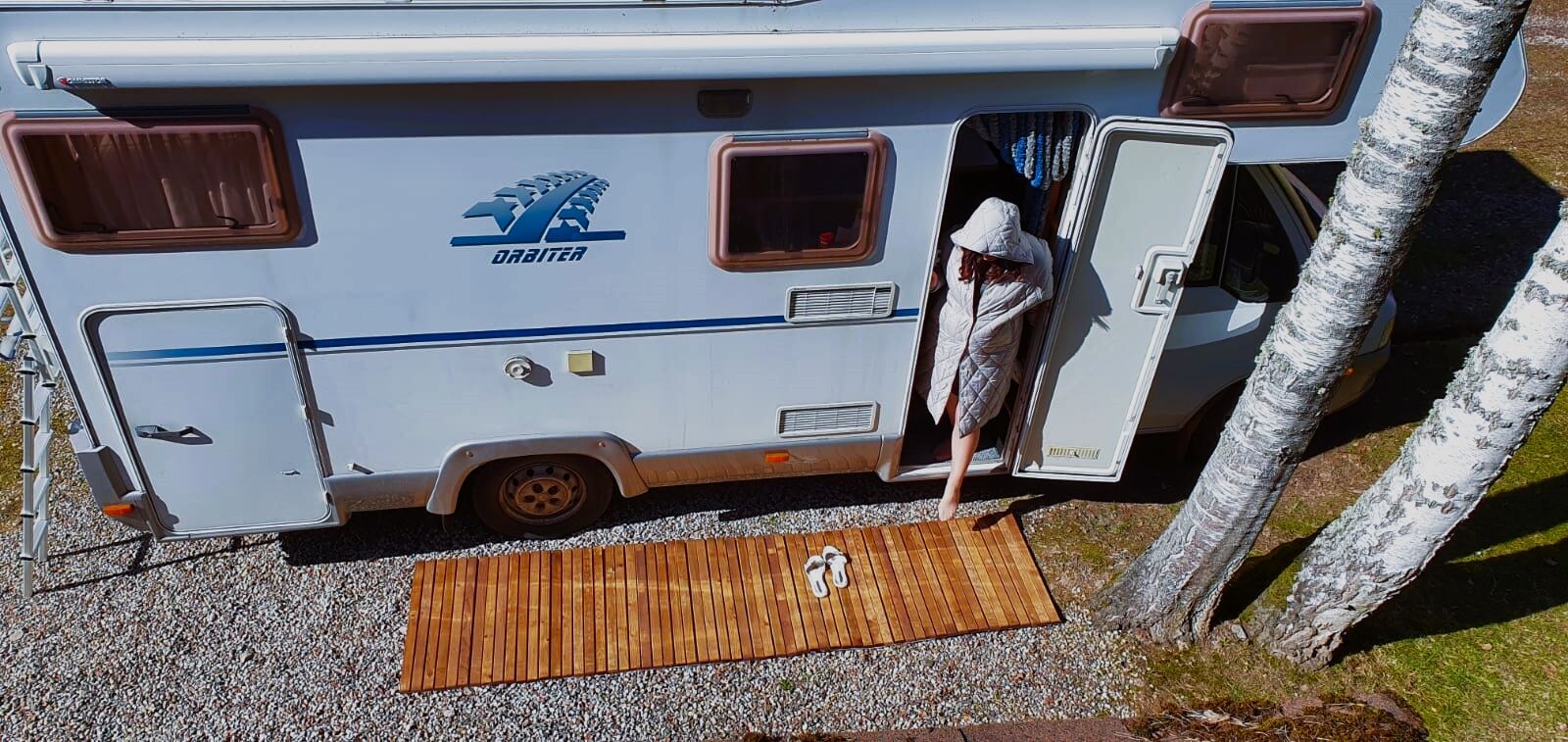 Wooden-walkway-by-the-camper-2